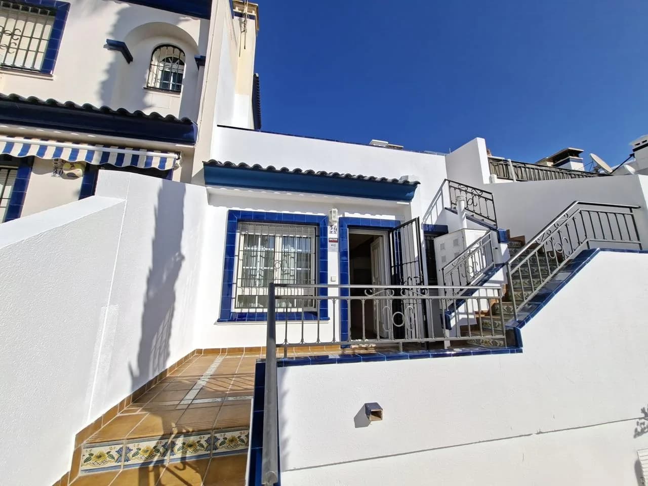 Precioso Bungalow Adosado Reformado Con Solárium, Jardín Y Piscinas En Los Dolses, Orihuela Costa - Image 3
