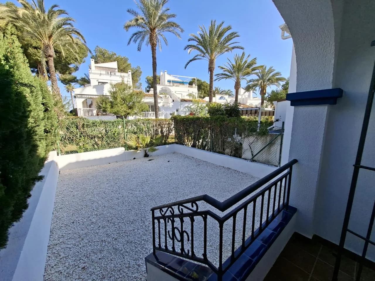 Precioso Bungalow Adosado Reformado Con Solárium, Jardín Y Piscinas En Los Dolses, Orihuela Costa - Image 4