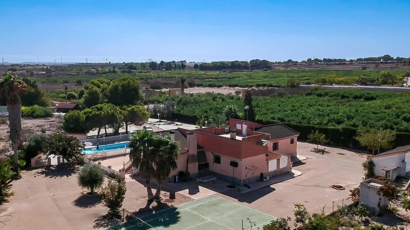 Gran Finca Con Chalet Independiente Y Piscina En Algorfa