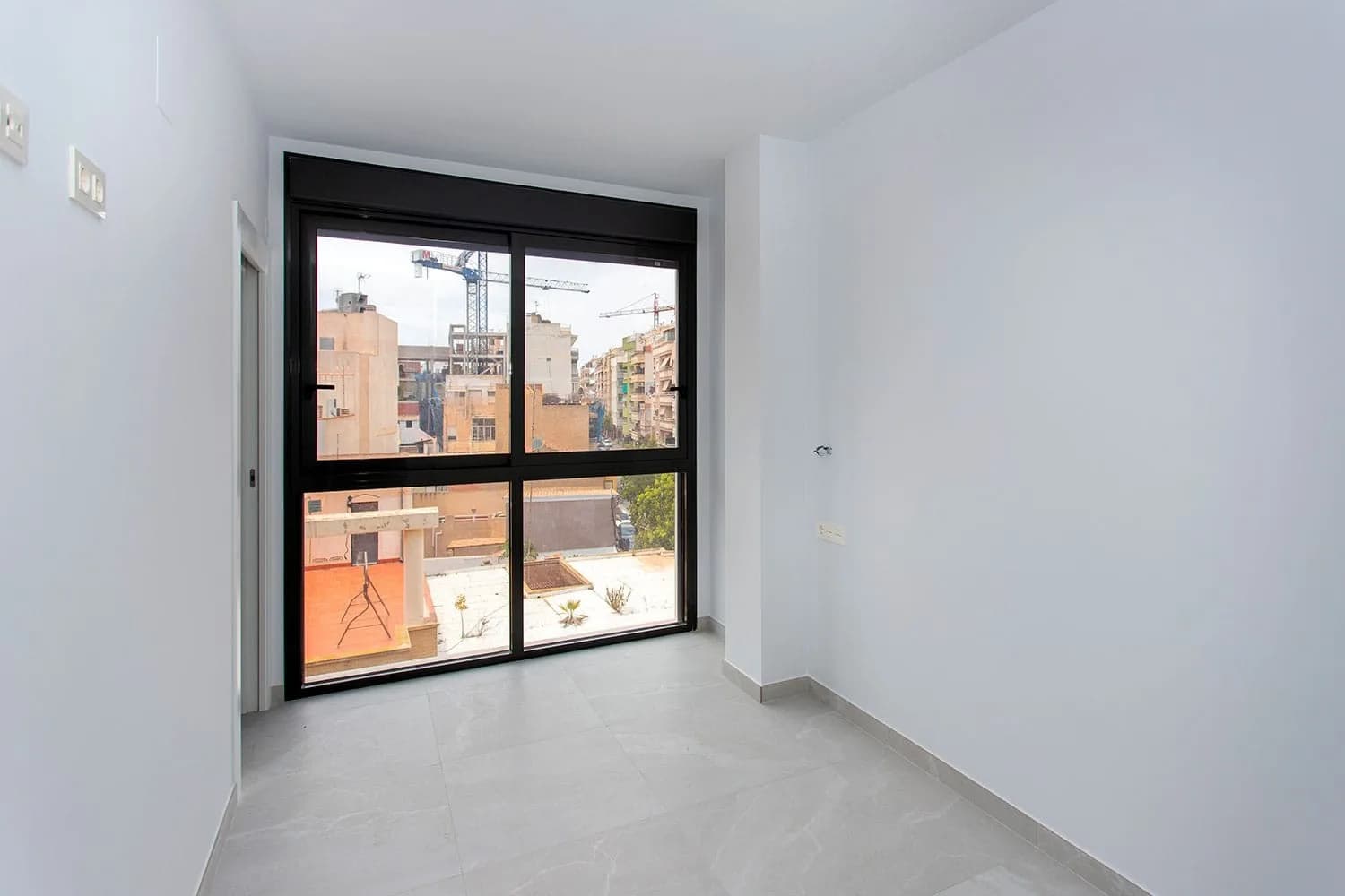 Apartment de 2 dormitorios en venta en Torrevieja, Alicante - Image 4