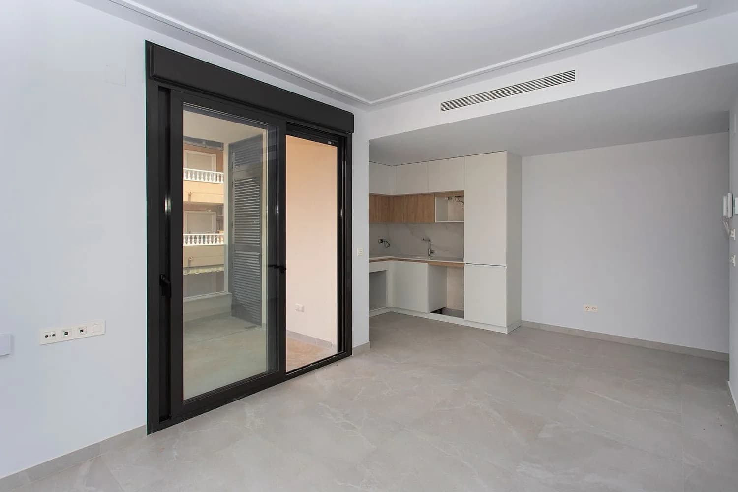 Apartment de 2 dormitorios en venta en Torrevieja, Alicante - Image 5