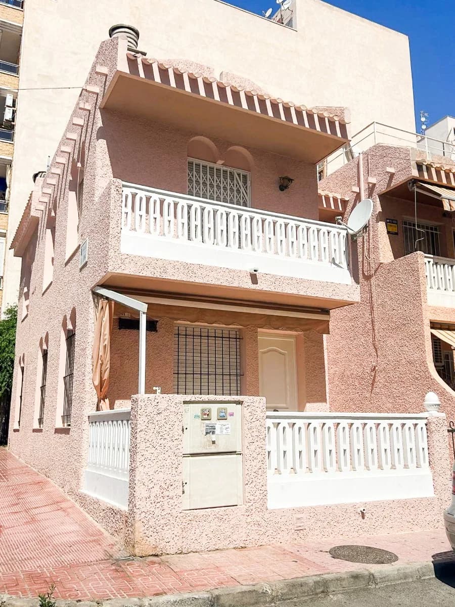 Duplex de 3 dormitorios en venta en Torrevieja, Alicante