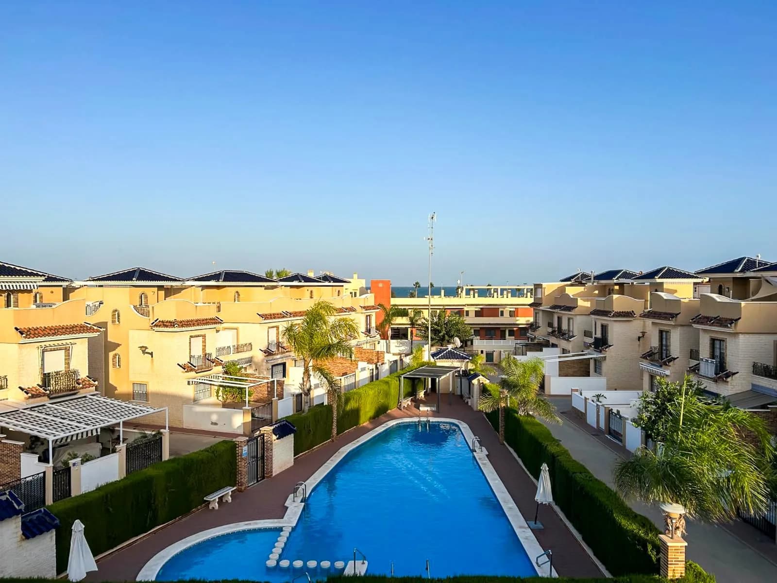 Townhouse de 3 dormitorios en venta en Pilar de la Horadada, Alicante - Image 2