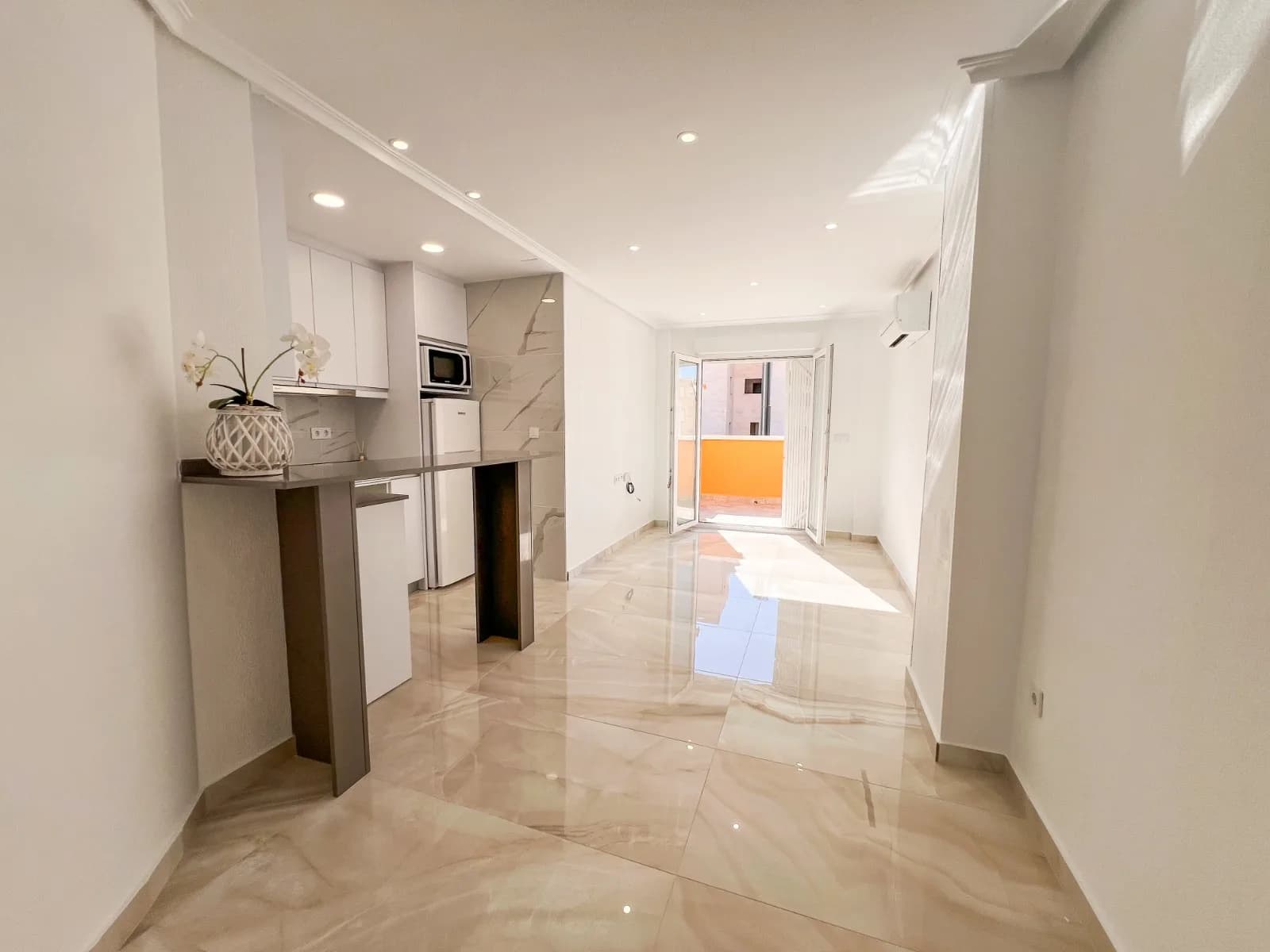 Villa de 2 dormitorios en venta en Torrevieja, Alicante - Image 2
