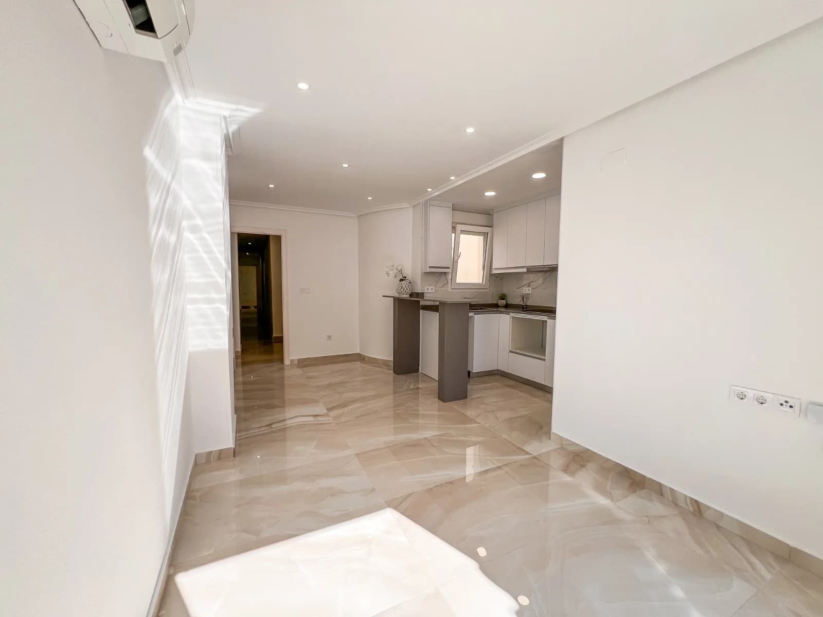 Villa de 2 dormitorios en venta en Torrevieja, Alicante - Image 3