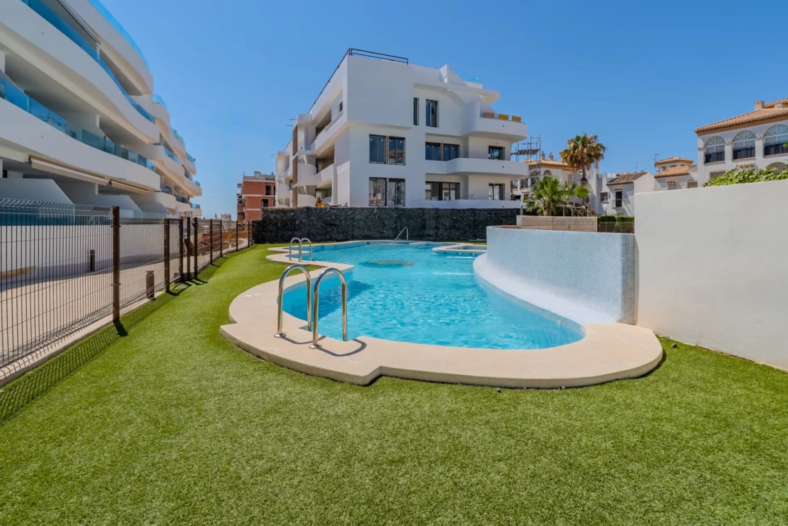 Apartment de 2 dormitorios en venta en Orihuela Costa, Alicante - Image 3
