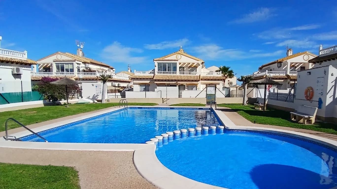 Townhouse de 3 dormitorios en venta en Orihuela costa, Alicante - Image 2