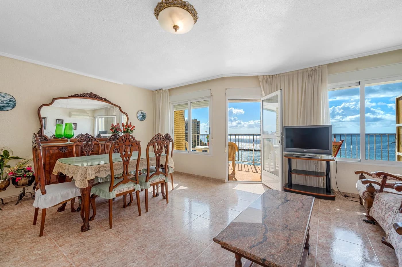 Apartment de 3 dormitorios en venta en Torrevieja, Alicante - Image 2