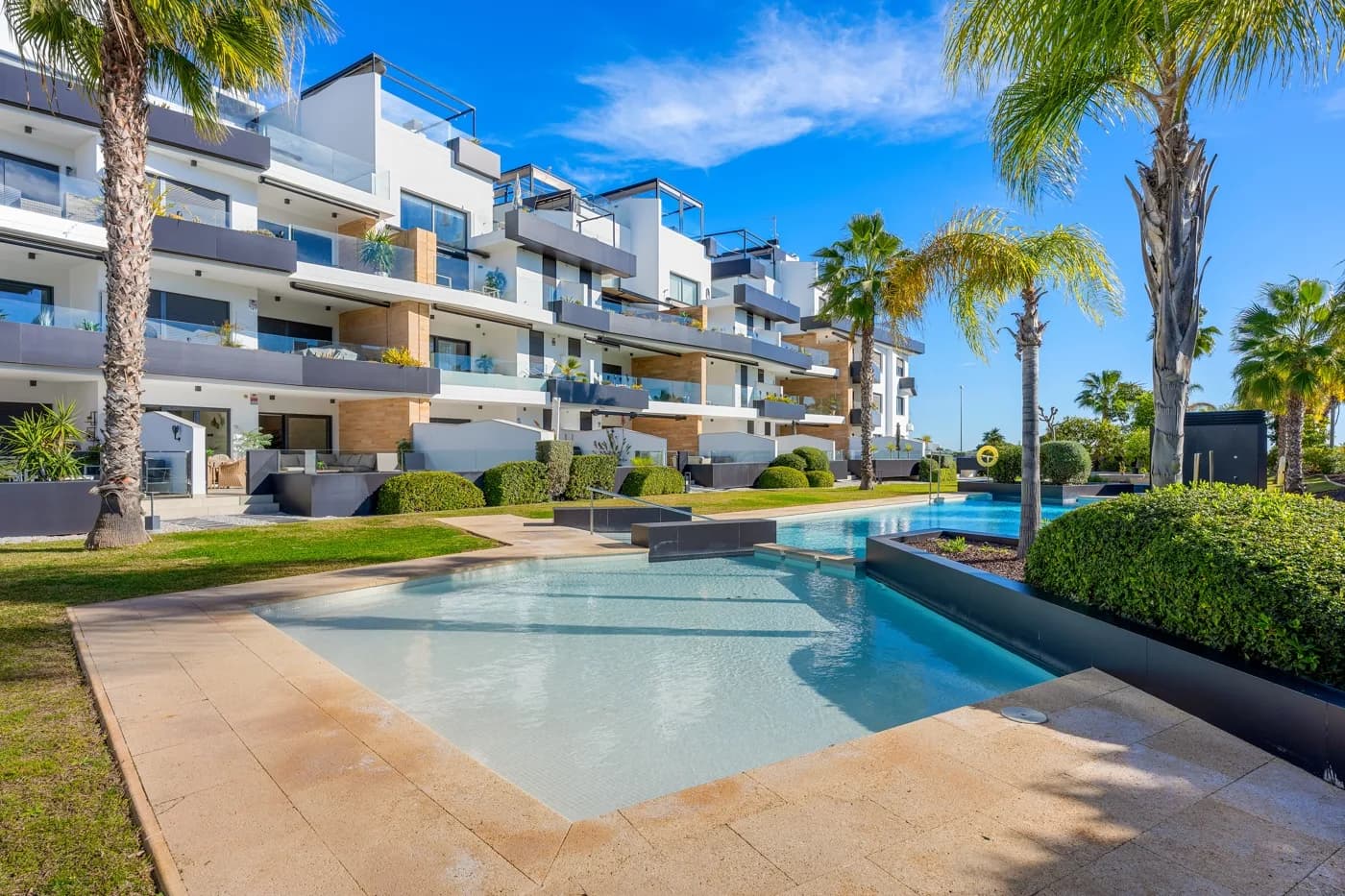Villa de 3 dormitorios en venta en Villamartín, Alicante - Image 2