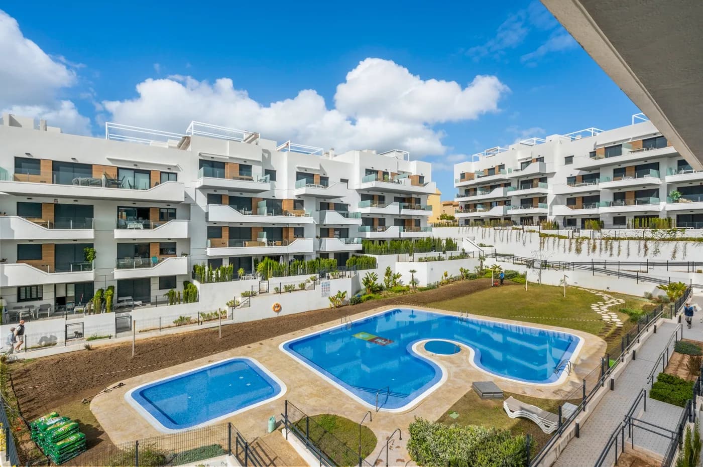 Apartment de 2 dormitorios en venta en Villamartín, Alicante - Image 2