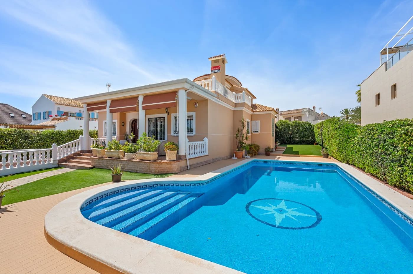 Villa de 6 dormitorios en venta en Torrevieja, Alicante