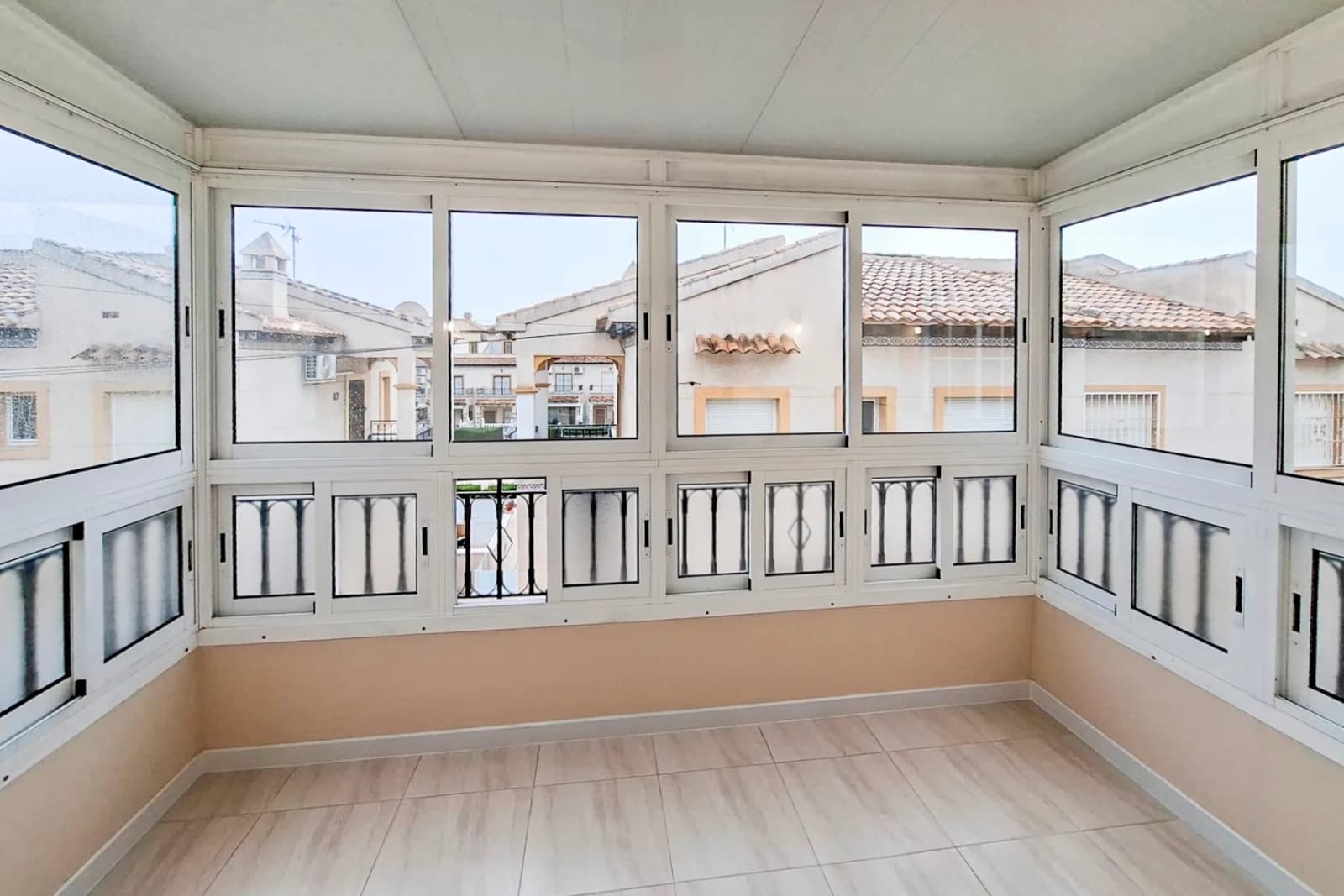 Bungalow de 2 dormitorios en venta en Orihuela costa, Alicante - Image 4