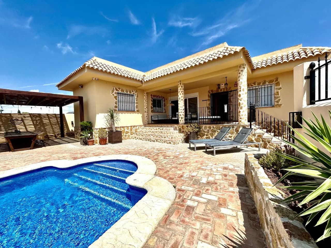 Villa de 5 dormitorios en venta en La Zenia, Alicante