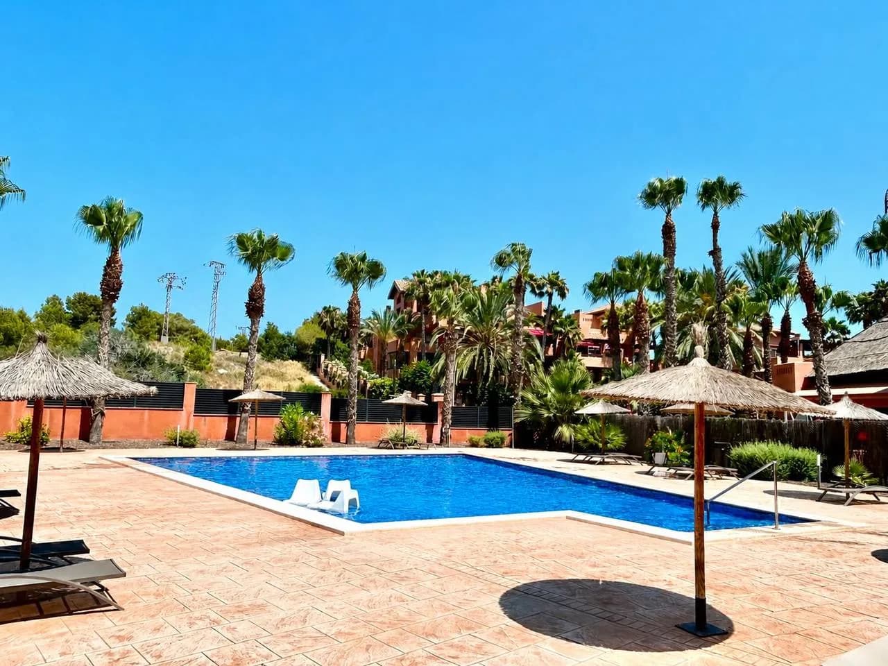 Apartment de 2 dormitorios en venta en Villamartin, Alicante - Image 2