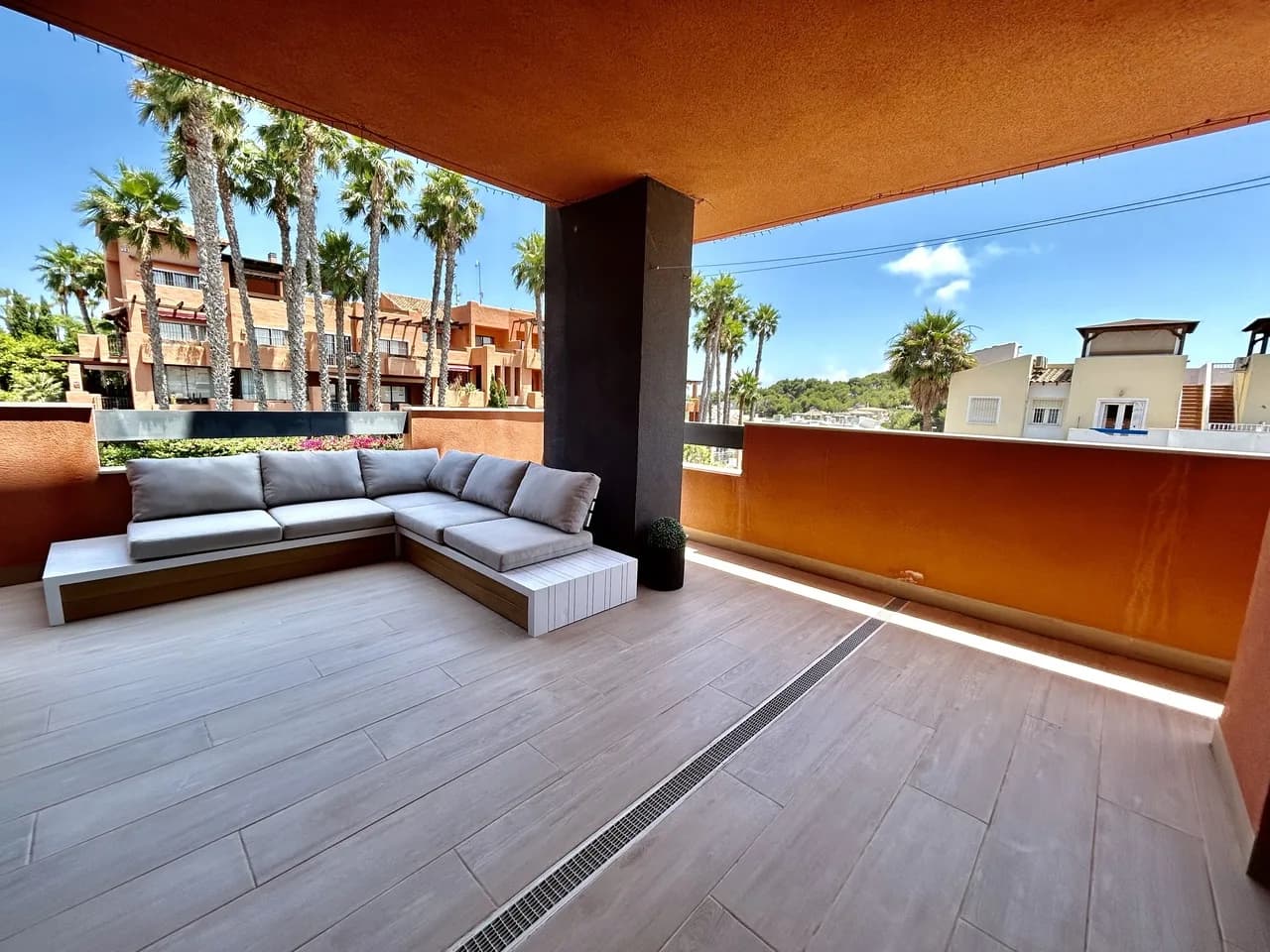 Apartment de 2 dormitorios en venta en Villamartin, Alicante - Image 3