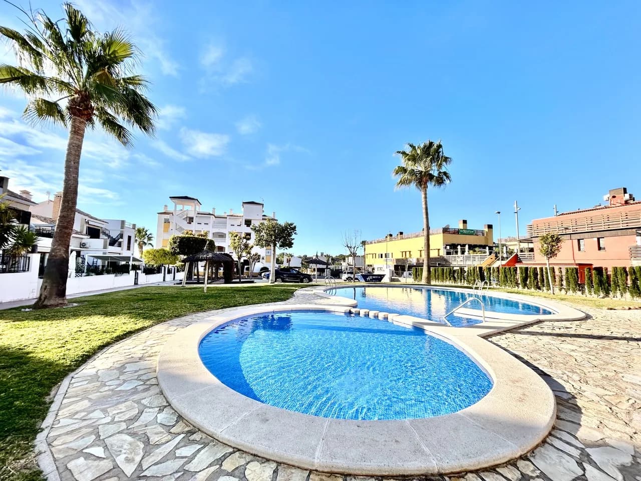 Apartment de 2 dormitorios en venta en Villamartin, Alicante - Image 2