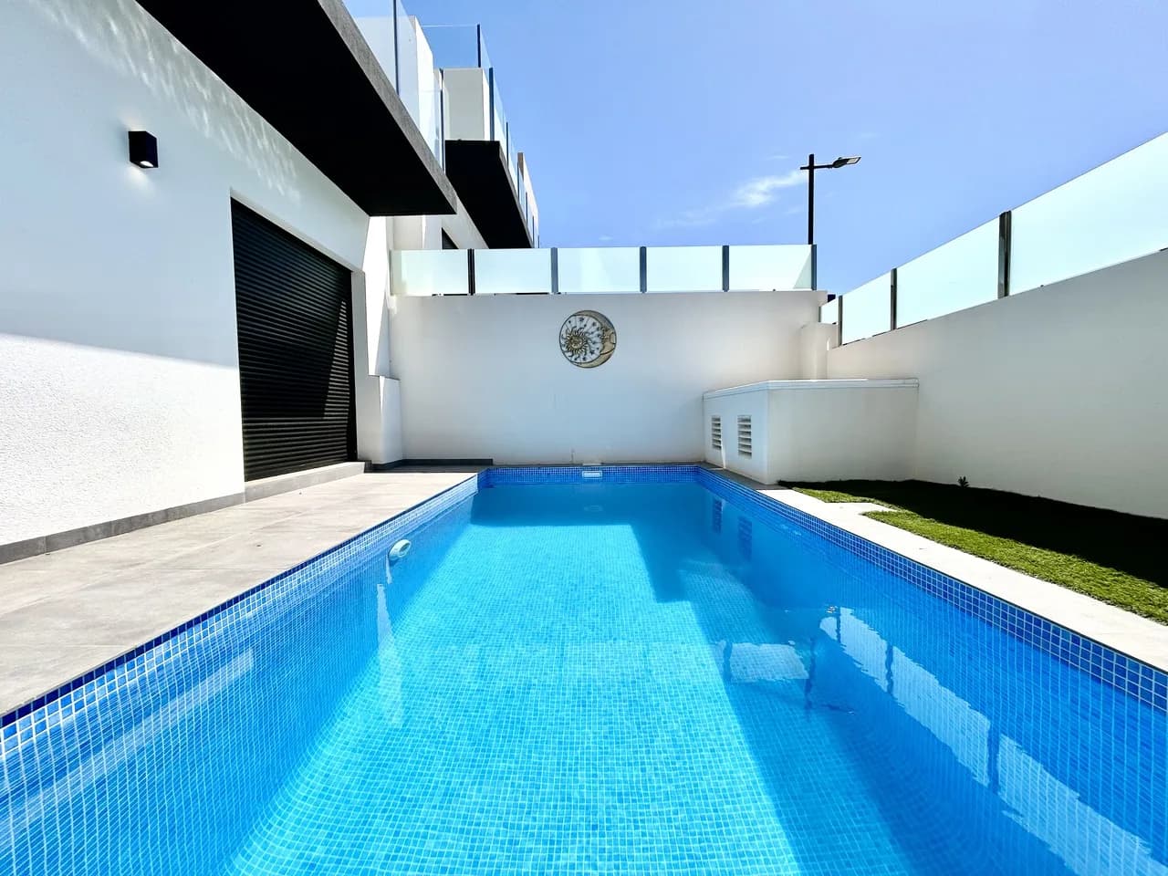 Villa de 2 dormitorios en venta en Villamartin, Alicante - Image 2
