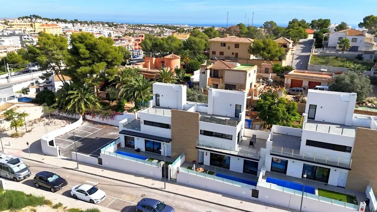 Villa de 2 dormitorios en venta en Villamartin, Alicante - Image 3