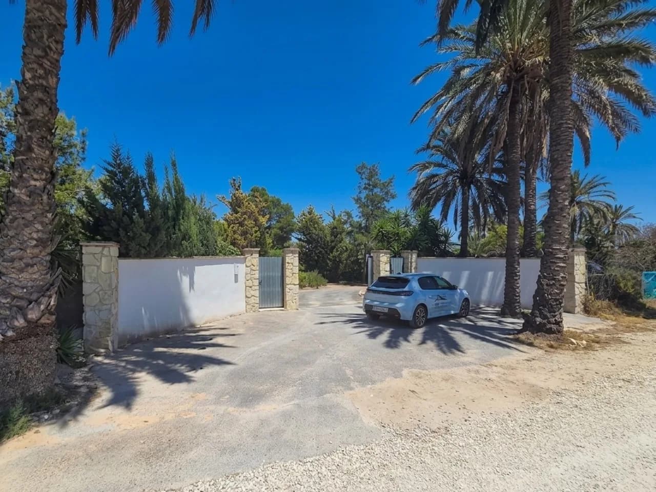 Villa de 9 dormitorios en venta en Elche, Alicante - Image 3