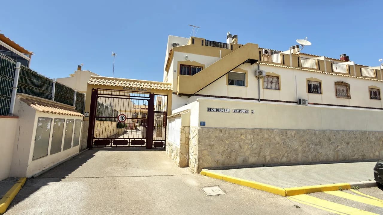 Townhouse de 3 dormitorios en venta en La Zenia, Alicante - Image 2