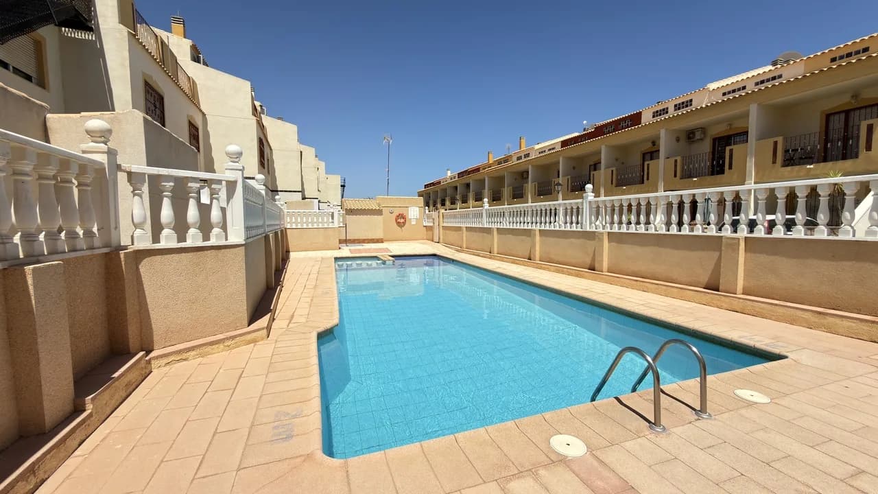 Townhouse de 3 dormitorios en venta en La Zenia, Alicante - Image 3