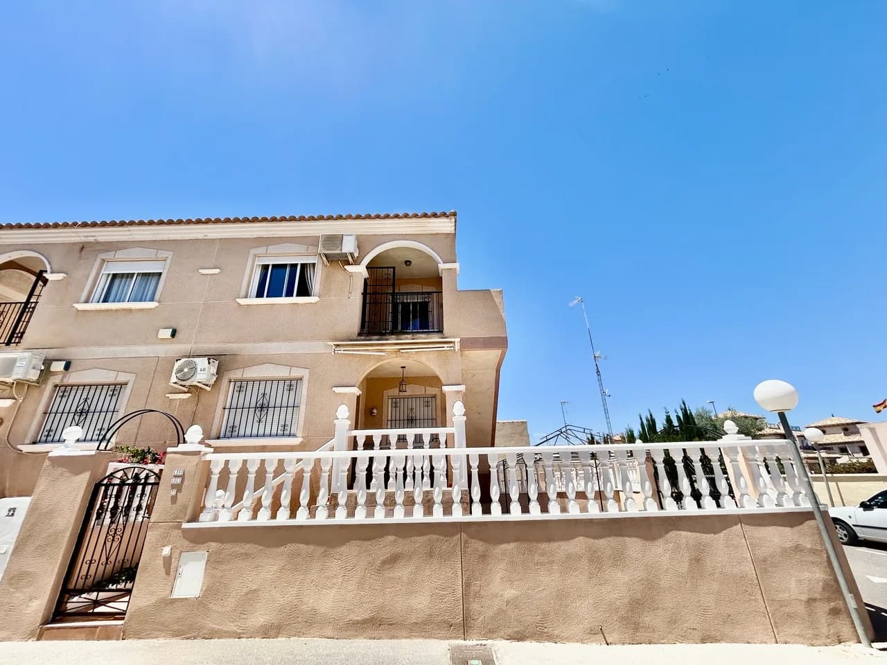 Villa de 2 dormitorios en venta en La Zenia, Alicante - Image 2