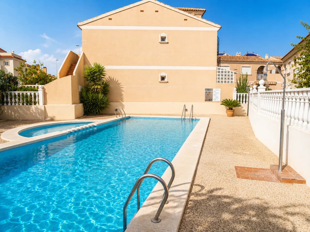 Villa de 2 dormitorios en venta en La Zenia, Alicante - Image 3