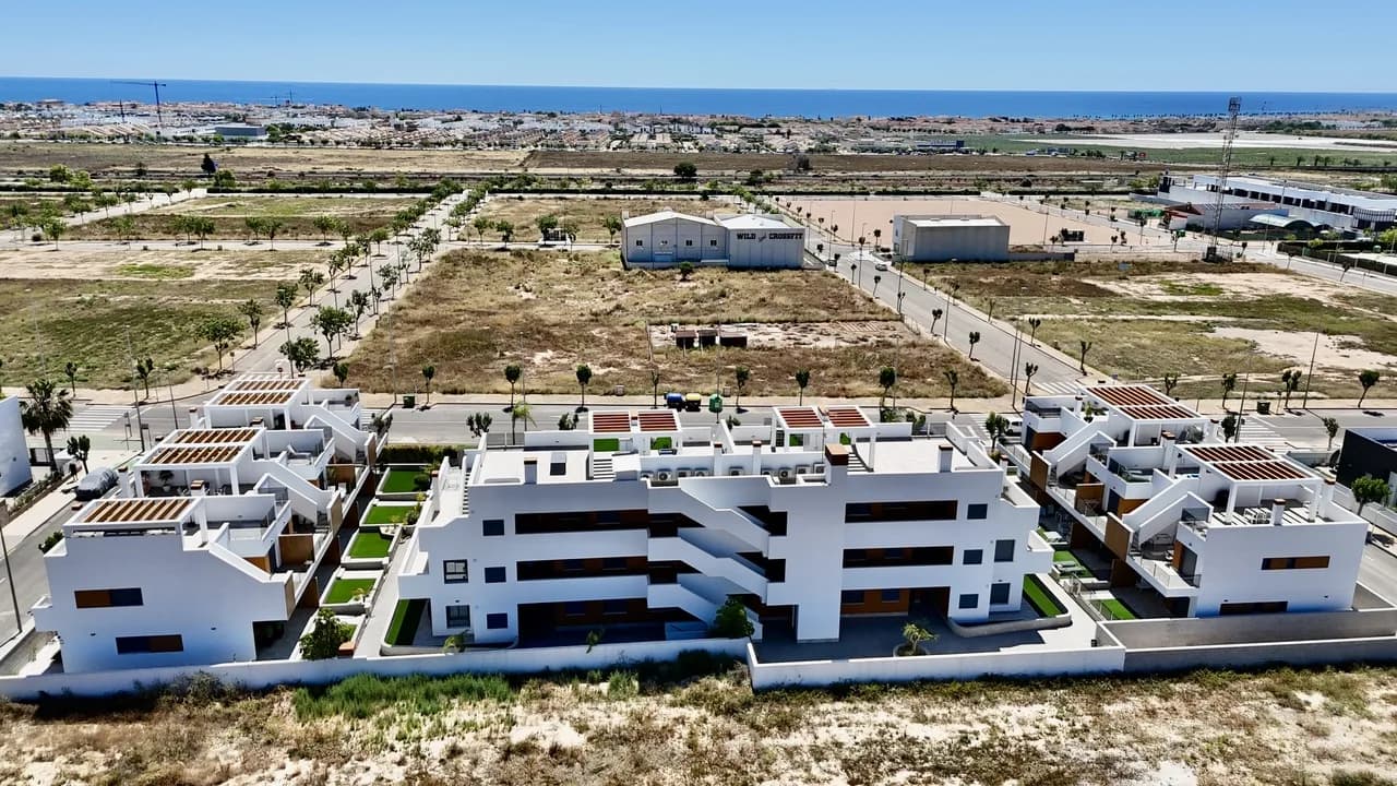 Apartment de 2 dormitorios en venta en Pilar de la Horadada, Alicante - Image 2