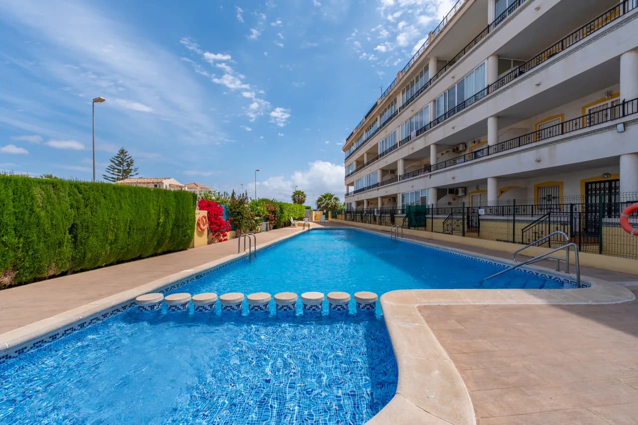 Apartment de 2 dormitorios en venta en Playa Flamenca, Alicante - Image 2