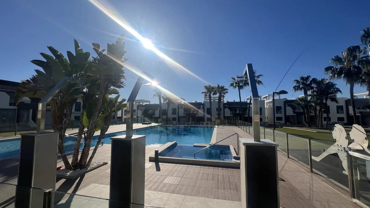 Apartment de 2 dormitorios en venta en La Zenia, Alicante - Image 2