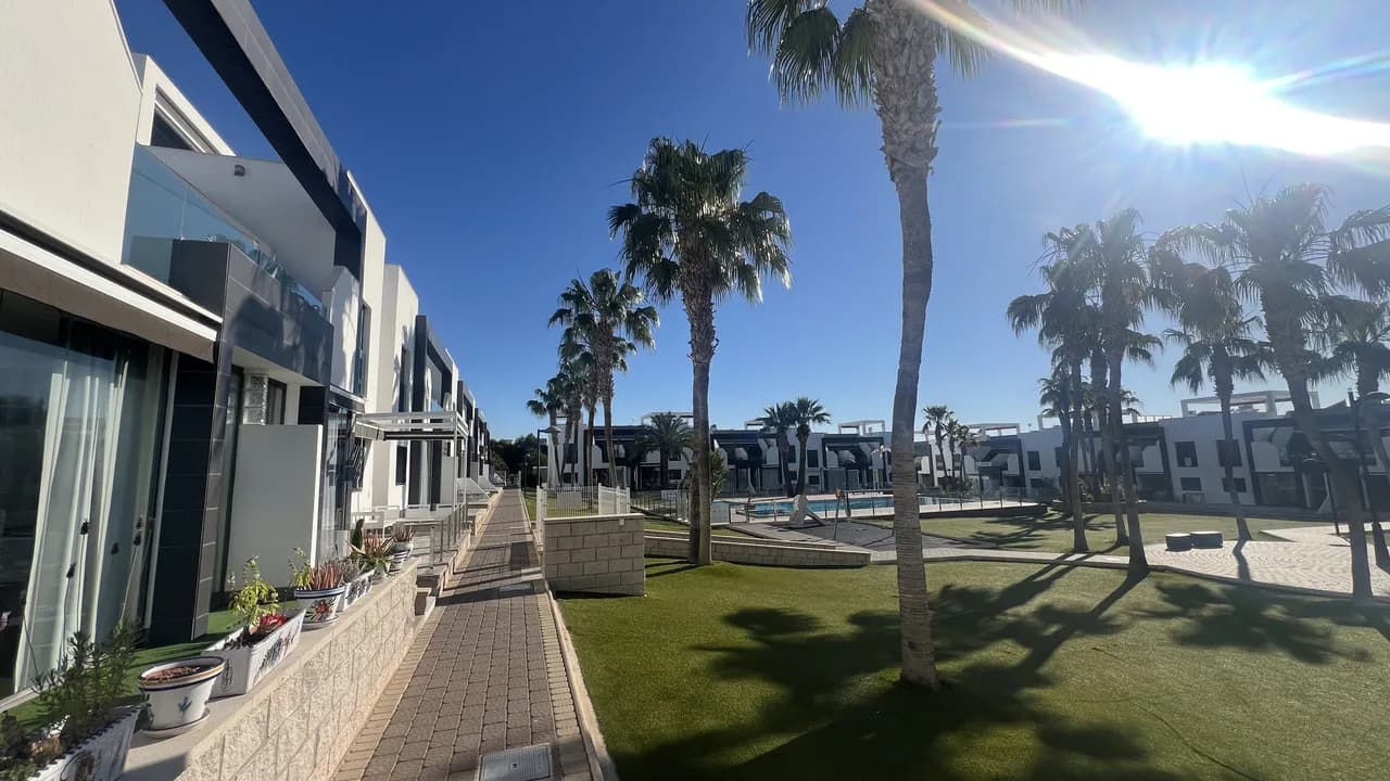Apartment de 2 dormitorios en venta en La Zenia, Alicante - Image 5