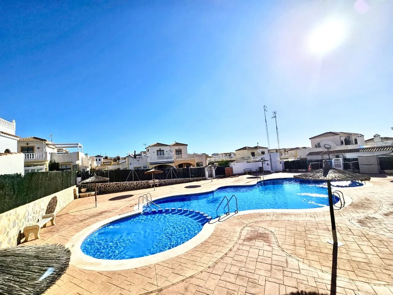 Townhouse de 2 dormitorios en venta en Punta Prima, Alicante - Image 2
