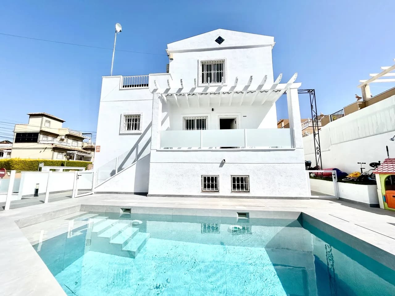 Villa de 5 dormitorios en venta en Villamartin, Alicante