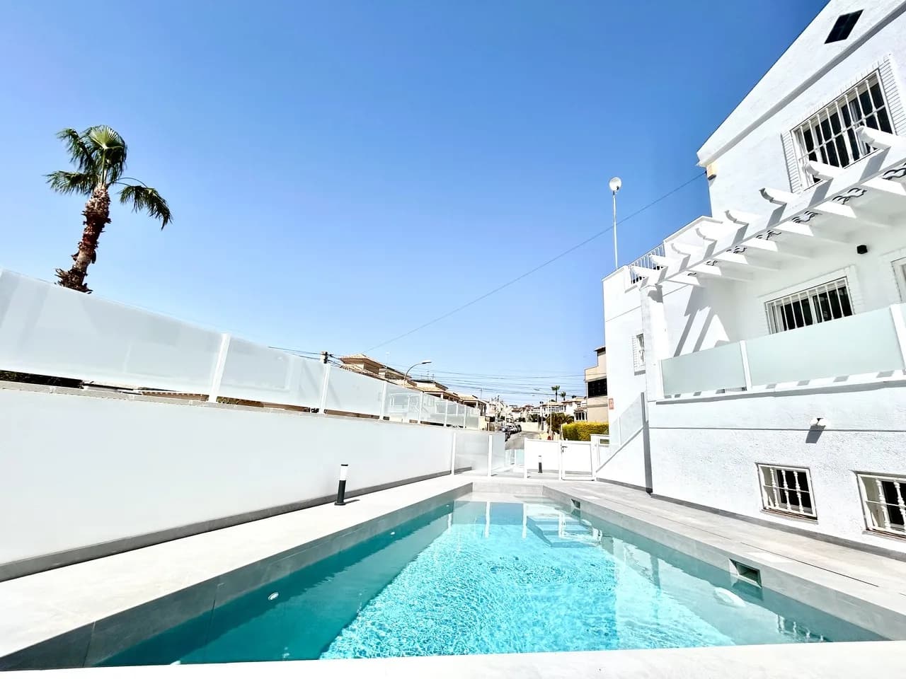 Villa de 5 dormitorios en venta en Villamartin, Alicante - Image 2