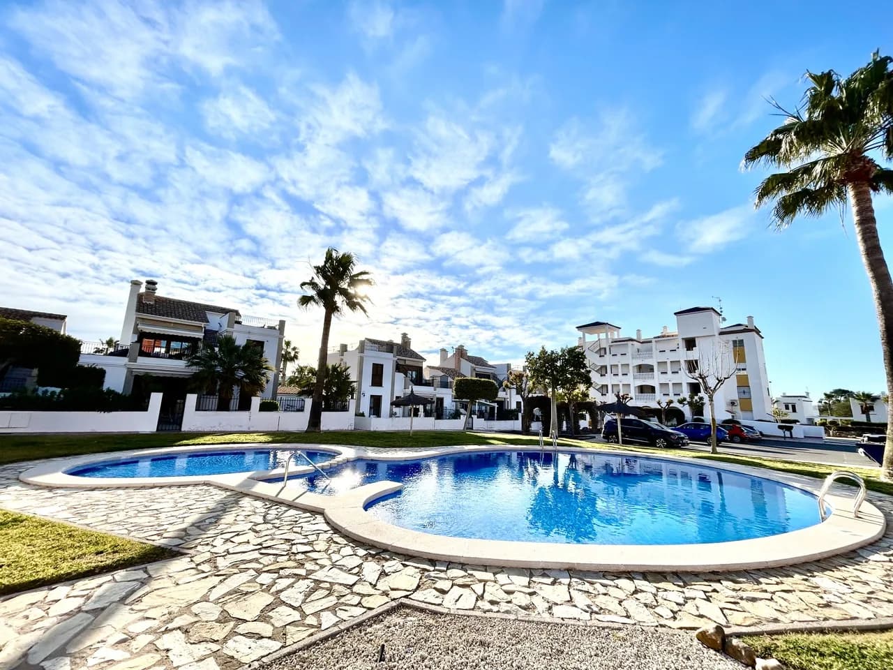 Apartment de 2 dormitorios en venta en Villamartin, Alicante - Image 2