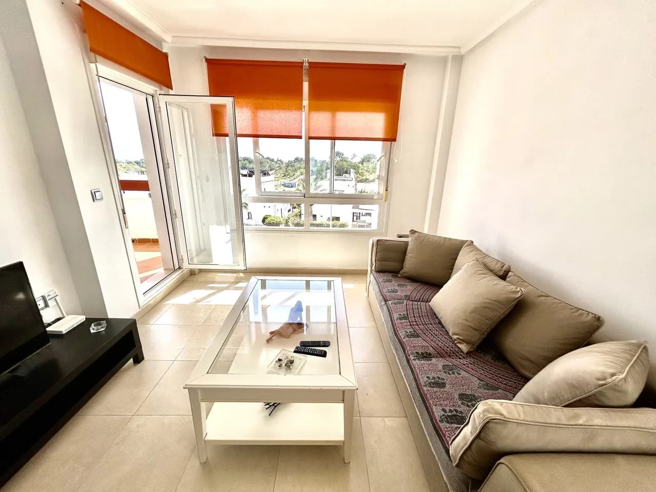 Apartment de 2 dormitorios en venta en Villamartin, Alicante - Image 3