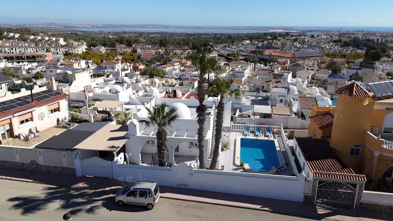 Villa de 2 dormitorios en venta en Villamartin, Alicante - Image 2