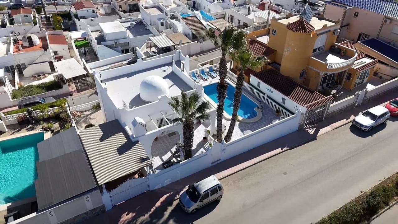 Villa de 2 dormitorios en venta en Villamartin, Alicante - Image 3