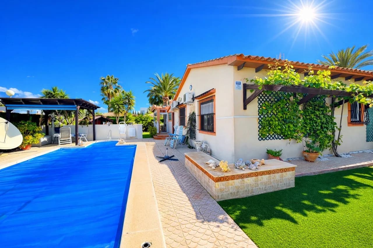 Villa de 3 dormitorios en venta en Cabo Roig, Alicante - Image 2