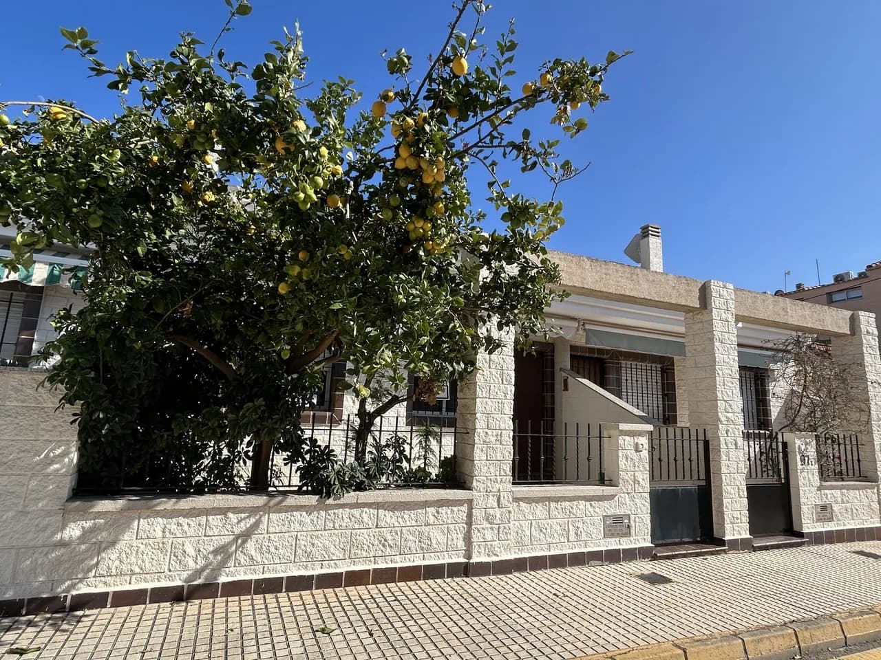 Townhouse de 4 dormitorios en venta en Torre De La Horadada, Alicante - Image 2