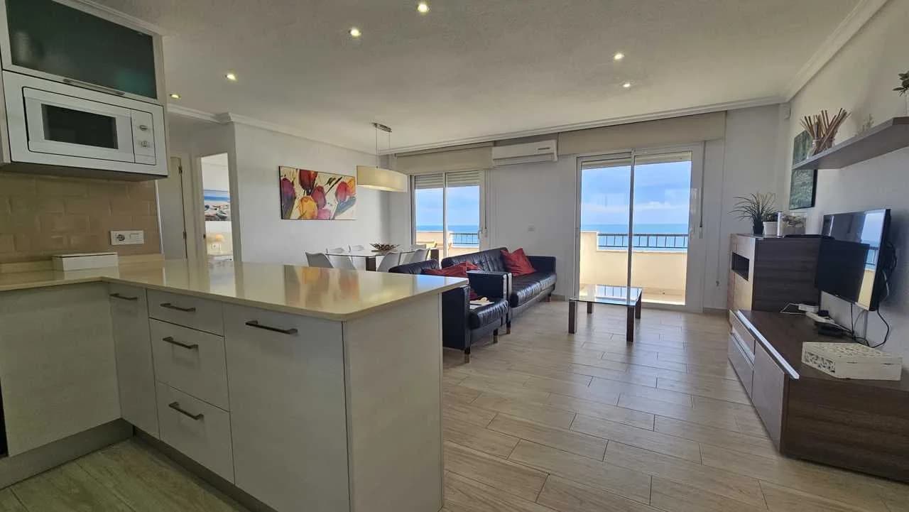 Apartment de 3 dormitorios en venta en Mil Palmeras, Alicante - Image 3