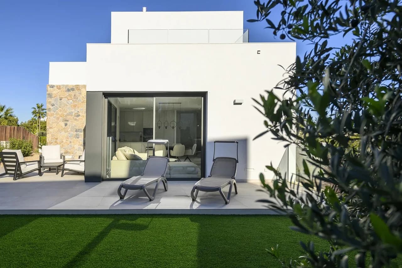 Villa de 3 dormitorios en venta en Las Colinas Golf Resort, Alicante - Image 3