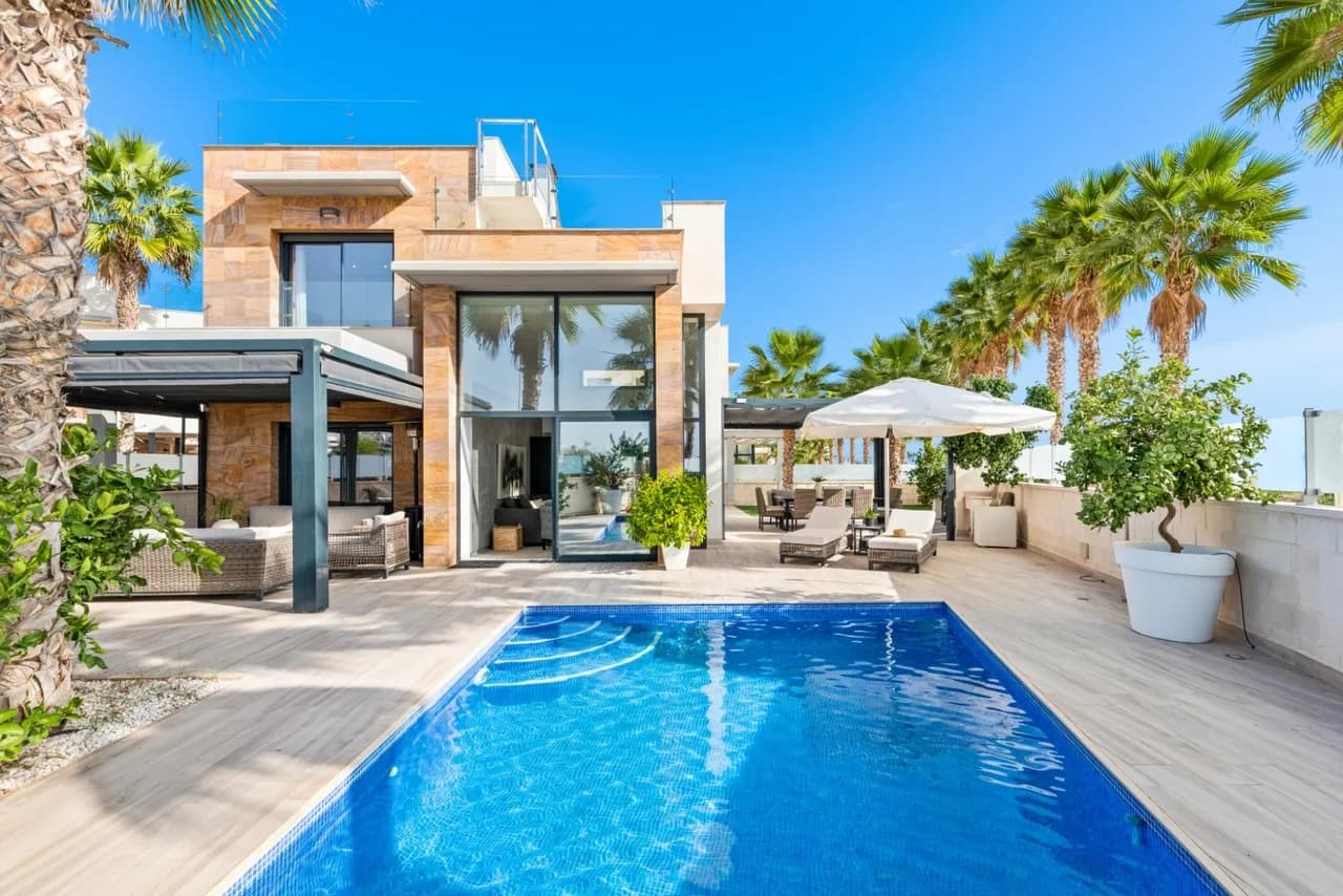 Villa de 5 dormitorios en venta en Cabo Roig, Alicante
