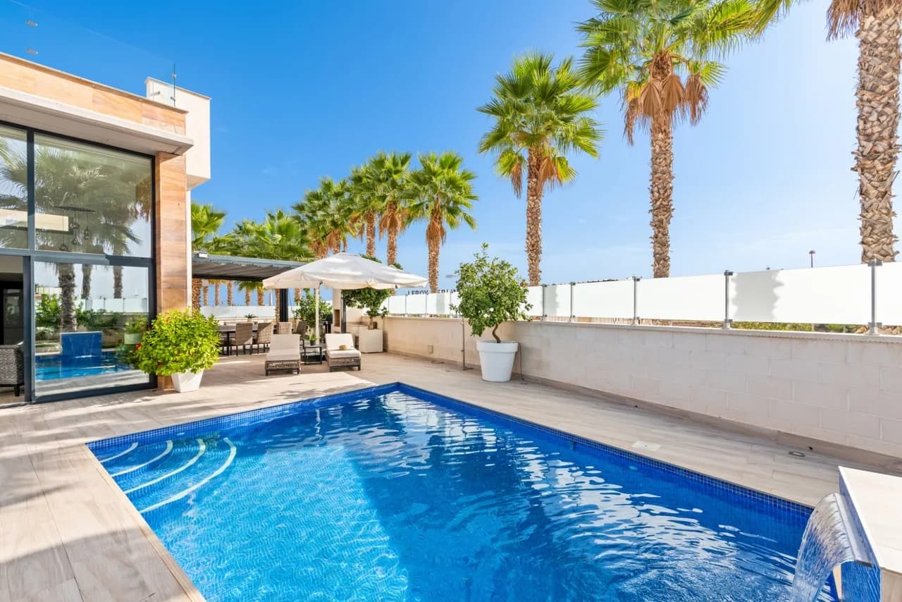 Villa de 5 dormitorios en venta en Cabo Roig, Alicante - Image 2