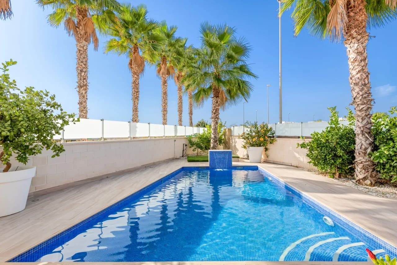 Villa de 5 dormitorios en venta en Cabo Roig, Alicante - Image 3