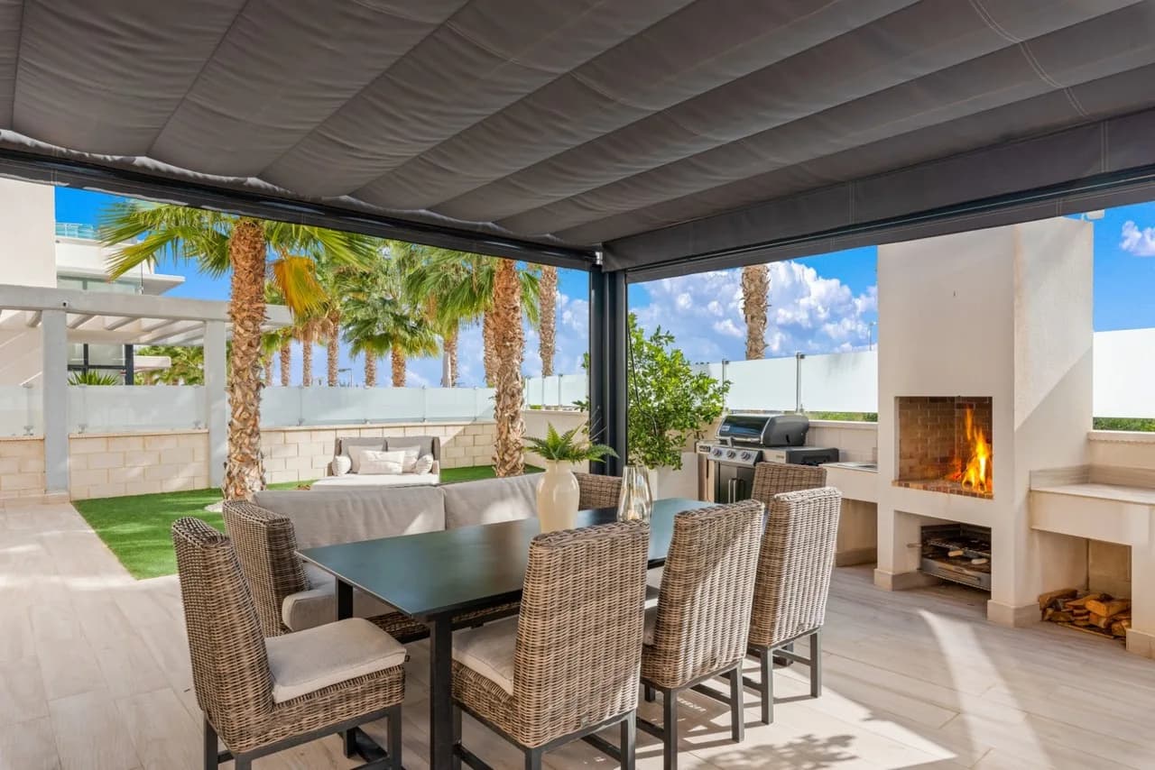 Villa de 5 dormitorios en venta en Cabo Roig, Alicante - Image 4