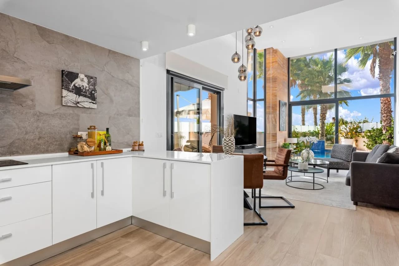 Villa de 5 dormitorios en venta en Cabo Roig, Alicante - Image 8