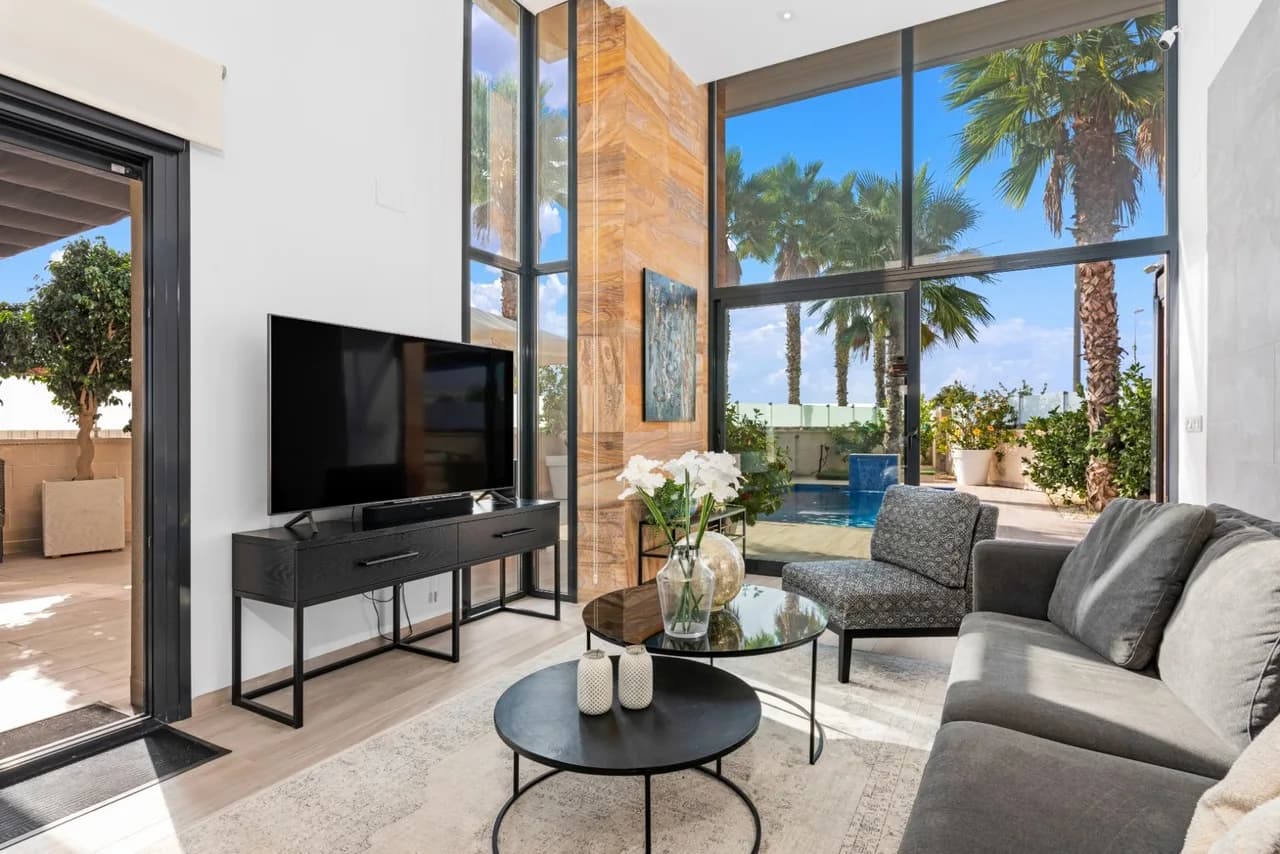 Villa de 5 dormitorios en venta en Cabo Roig, Alicante - Image 9