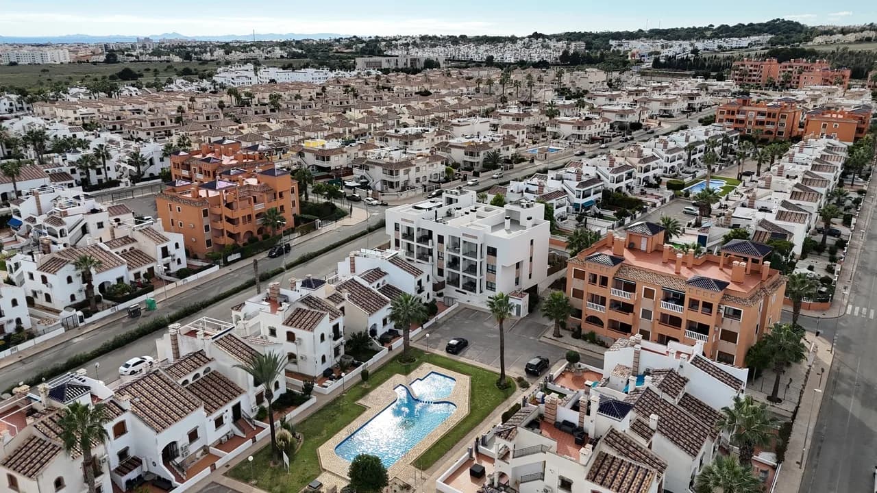 Villa de 2 dormitorios en venta en Villamartin, Alicante - Image 2