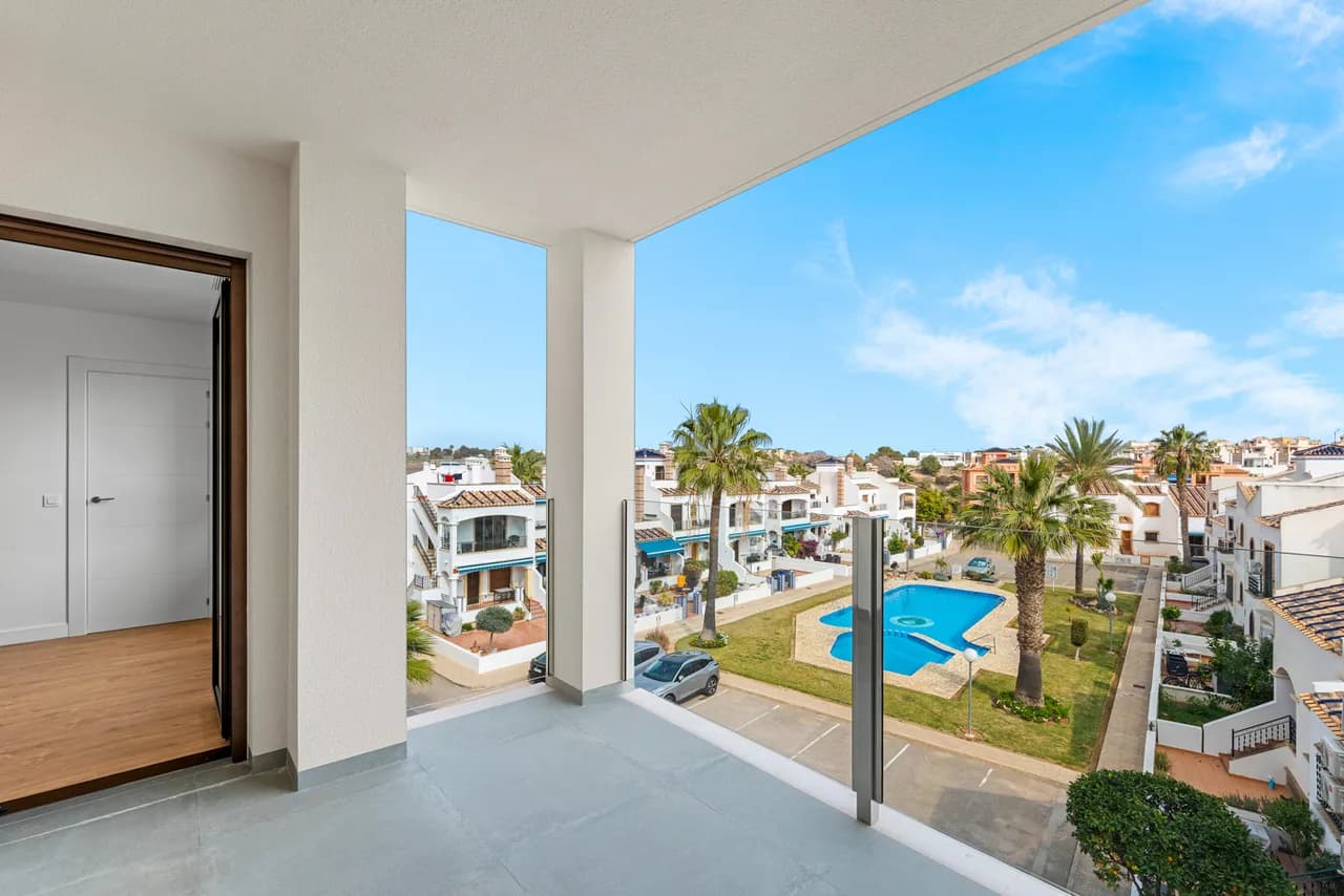 Villa de 2 dormitorios en venta en Villamartin, Alicante - Image 3